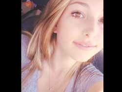 Gaya Unik Putri Cantik Steve Jobs Tenteng iPhone