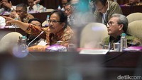 Sofyan Djalil memaparkan usulan baru dalam pembahasan ini diantaranya, hak penggunaan ruang di atas atau di bawah tanah dan bank tanah, serta sinergi penataan ruang dan pertanahan.