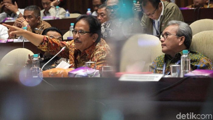 Menteri Agraria dan Tata Ruang atau Badan Pertanahan Nasional Sofyan Djalil bersama jajarannya mengikuti rapat kerja dengan komisi II di Gedung Kompleks Parlemen, Senayan, Jakarta, Rabu (17/1/2018). Rapat kerja ini membahas Pembicaraan Tingkat I RUU tentang Pertanahan (penyerahan daftar inventaris masalah/DIM). Usulan baru dalam pembahasan ini diantaranya, hak penggunaan ruang di atas atau di bawah tanah dan bank tanah, serta sinergi penataan ruang dan pertanahan.