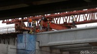 Pekerja melakukan proses pembangunan Tol Becakayu seksi 1A di Cipinang, Jakarta Timur.