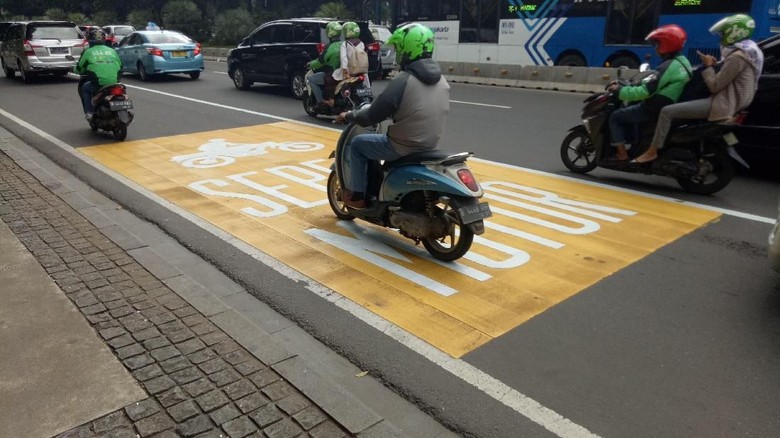 Pemotor di Thamrin yang Tak Lewat Jalur Khusus akan Ditilang Pemotor di Thamrin yang Tak Lewat Jalur Khusus akan Ditilang