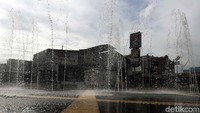 Taman Jatiasih di Kota Bekasi dilengkapi dengan air mancur.