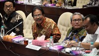 Menteri Agraria dan Tata Ruang atau Badan Pertanahan Nasional Sofyan Djalil didampingi jajarannya saat rapat kerja dengan Komisi II DPR di Kompleks Parlemen, Senayan, Jakarta, Rabu (17/1/2018).