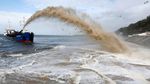 Foto: Saat Kapal Keruk Prancis Semburkan Pasir untuk Cegah Abrasi
