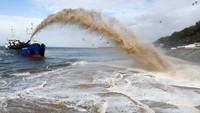 Abrasi secara sederhana adalah pengikisan pantai oleh gelombang laut (Foto: Dok. REUTERS/Regis Duvignau)