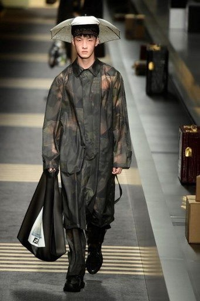Topi yang dilengkapi payung ini mungkin bisa jadi alternatif untuk tampil fashionable di musim hujan. Yah, kalau kamu cukup berani memakainya di tempat umum. Foto: AFP