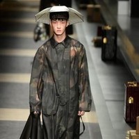 Topi yang dilengkapi payung ini mungkin bisa jadi alternatif untuk tampil fashionable di musim hujan. Yah, kalau kamu cukup berani memakainya di tempat umum. Foto: AFP