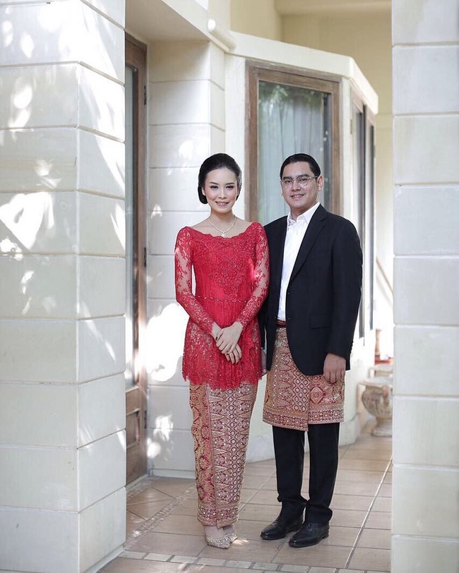 Yurika Andari yang menikah dengan Tondi Nikita Lubis, anak pengacara senior Todung Mulya Lubis lebih sering tampil dengan gaya busana simpel dan casual. Namun saat mengikuti upacara pernikahan tradisional Mandailing, Yurika terlihat cantik nan glamor berkebaya merah. Foto: Instagram