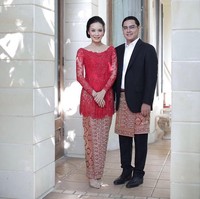 Yurika Andari yang menikah dengan Tondi Nikita Lubis, anak pengacara senior Todung Mulya Lubis lebih sering tampil dengan gaya busana simpel dan casual. Namun saat mengikuti upacara pernikahan tradisional Mandailing, Yurika terlihat cantik nan glamor berkebaya merah. Foto: Instagram