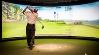 Terakhir, di PGA MSP Lounge Bandara Internasional Minneapolis, AS, kamu bisa menjajal kemampuanmu main golf. Ada game simulasinya yang bisa kamu coba. Menarik kan? (Minneapolis Airport)