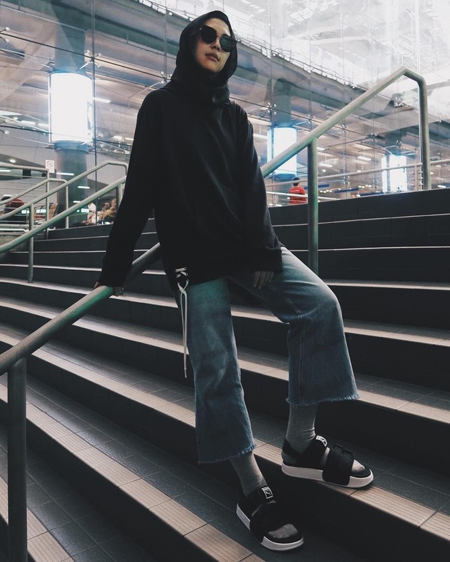Desainer fesyen Rani Hatta seringkali terlihat memakai jaket gelap, sneakers, dan kaca mata. Foto: Instagram