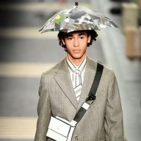 Bukan Karl Lagerfeld namanya kalau tidak menampilkan sesuatu yang berbeda di setiap fashion show. Di bawah arahannya sebagai creative director, bersama Silvia Fendi sebagai desainer, runway Fendi untuk koleksi Autumn/Winter 2018 menampilkan payung topi sebagai aksesori. Foto: AFP