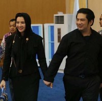 Datang ke suatu acara bersama suaminya, Bupati Rita terlihat membawa tas Gucci motif floral seharga US$ 2.980 atau sekitar Rp 40 juta. Foto: Dok. Facebook, Gucci.