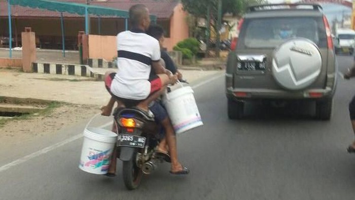 Ada-ada Saja, Naik Motor Kok Jongkok!