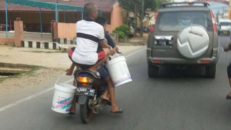 Ada-ada Saja, Naik Motor Jongkok dan Bawa dua Kaleng Cat Besar Foto: Pool (Pasang Mata) Ada-ada Saja, Naik Motor Jongkok dan Bawa dua Kaleng Cat Besar Foto: Pool (Pasang Mata)