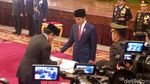 Detik-detik Jokowi Lantik Menteri Baru di Istana