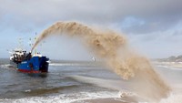 Kapal keruk Prancis di pantau Le Pyla, dekat Arcachon, Prancis. Foto diambil 17 Januari 2018.  (Foto: Dok. REUTERS/Regis Duvignau)