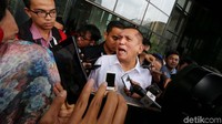 Chairuman menyebut komisi di DPR sifatnya kolektif kolegial. Jadi, menurutnya, dia sebagai mantan ketua komisi tidak memberikan instruksi terkait usulan anggaran proyek e-KTP, apalagi tentang pembagian duit dari proyek.