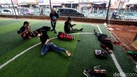 Sambil membaca buku, beberapa warga juga bisa bersantai sejenak.