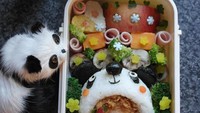 Ini dia 3D panda girl bento. Nasi yang dibungkus dengan nori dijadikan kuping, tangan dan hidung pandanya. Rambut keriting warna coklatnya terlihat seperti abon. Foto: Instagram @suitching_bento