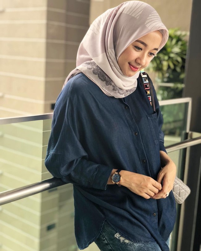 Scarf L by LCB ini juga bisa dipakai di kedua sisinya, sehingga hijab scarf motif ini hadir dalam dua warna sekaligus. Foto: Instagram