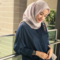 Scarf L by LCB ini juga bisa dipakai di kedua sisinya, sehingga hijab scarf motif ini hadir dalam dua warna sekaligus. Foto: Instagram