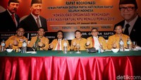 Ada juga Waketum Hanura Gede Pasek Suardika dan Ketua DPP Hanura Benny Rhamdani. Mereka lalu masuk ke ruangan dan duduk di kursi depan.