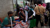 Sejatinya, trotoar hanya diperuntukkan untuk para pejalan kaki. Tapi di Tanah Abang beda, boleh buat jualan loh.