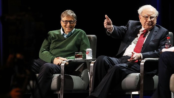 NEW YORK, NY - JANUARY 27: Bill Gates and Warren Buffett speak with journalist Charlie Rose at an event organized by Columbia Business School on January 27, 2017 in New York City. Gates and Buffett spoke on a range of topics including their friendship, business, philanthropy, global health, innovation, and leadership. (Photo by Spencer Platt/Getty Images)