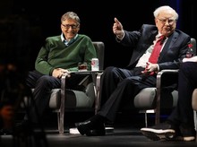 Warren Buffett Bersyukur Tak Ikut Terjerumus Perangkap Bill Gates