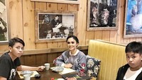 Di usia 45 tahun, Yuni masih kelihatan cantik dan segar. Buktinya ada pada foto ketika Yuni makan di restoran bersama dua anaknya ini. Foto: Instagram yunishara36