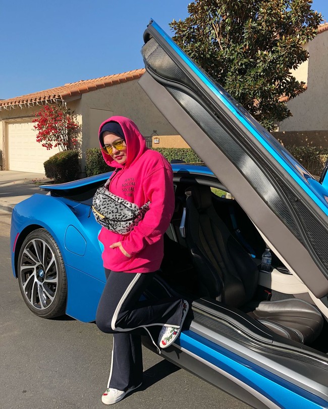 Astrid Kuya juga sering tampil SWAG dengan barang branded seperti Supreme. Foto: Instagram