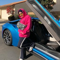 Astrid Kuya juga sering tampil SWAG dengan barang branded seperti Supreme. Foto: Instagram