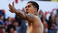 Roberto Firmino juga sering selebrasi buka baju lho. Tubuh kekarnya nggak kalah sama atlet lainnya. Foto: Ross Kinnaird/Getty Images