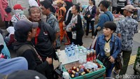 Hal itu membuat para pedagang yang tak kebagian lapak lebih memilih untuk berjualan di atas trotoar depan stasiun.
