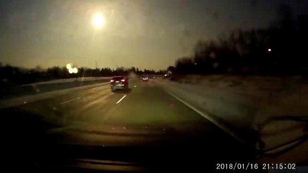Meteor Jatuh, Langit Michigan Terang Benderang di Malam Hari