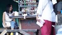 Nongkrong di warung kopi pinggir jalan tak masalah bagi pelantun lagu-lagu lama ini. Ia malah terlihat menikmatinya. Foto: Instagram yunishara36