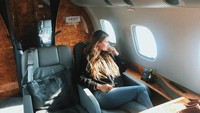 Sepertinya, kehidupan yang serba ada memang dimiliki Victoria. Saat bepergian, Victoria menggunakan jet pribadi, seperti di Bandara Internasional Vnukovo, Moskow, Rusia ini (victoriabonya/Instagram)