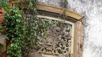 Beberapa ornamen asli Rumah Cimanggis masih terlihat. Di antaranya adalahsebuah sebuah heraldic  atau pahatan kayu berada di atas pintu utama. Heraldik ini menggambarkan ukiran dengan bentuk tertentu sebagai lambang keluarga. (Foto: Aryo Bhawono/detikcom)