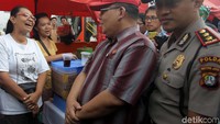 Adrianus berbincang soal kondisi terkini para PKL.
