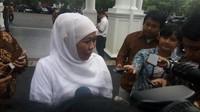 Idrus Marham resmi menggantikan Khofifah Indar Parawansa sebagai Menteri Sosial. Khofifah yang memakai baju warna putih dengan kerudung senada itu pun tetap tersenyum menghadiri proses pelantikan tersebut.