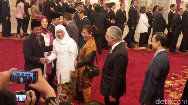 Khofifah memberi ucapan ke Idrus Marham / 