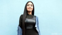 Berbagai sensasi kini melekat pada Denada.