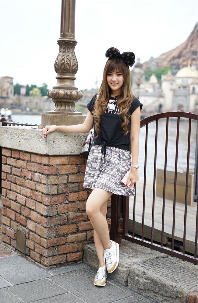 Astrid Ellena merupakan anak dari Fredrich Yunadi, pengacara yang pernah menangani kasus Setya Novanto. Astrid cukup terkenal di dunia entertainment setelah menjuarai Miss Indonesia 2011. Meskipun telah memiliki dua anak, Astrid tetap tampil stylish dengan gaya casualnya. Foto: Instagram