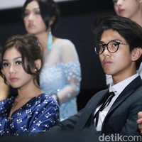 Secara penampilan, Iqbaal lebih suka tampil rapi dengan kemeja.  Foto: (Hanif/detikhot)