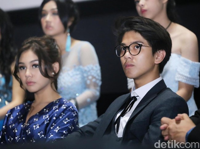 Secara penampilan, Iqbaal lebih suka tampil rapi dengan kemeja.  Foto: (Hanif/detikhot)
