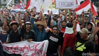 Berjalan beriringan dengan kebijakan itu, Susi juga membagi-bagi alat tangkap ramah lingkungan kepada para nelayan dan bantuan kapal perikanan.