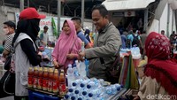 Para pedagang yang berjualan di trotoar didominasi oleh pedagang yang berjualan makanan dan minuman hingga aksesoris.