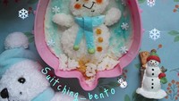 Onigiri bento ini memperlihatkan boneka salju yang sedang menari. Raut wajahnya terlihat sangat senang. Bikin gemes! Foto: Instagram @suitching_bento