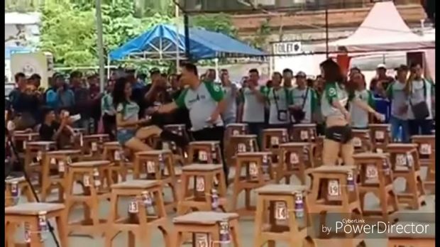 Seseorang nyawer salah satu penari